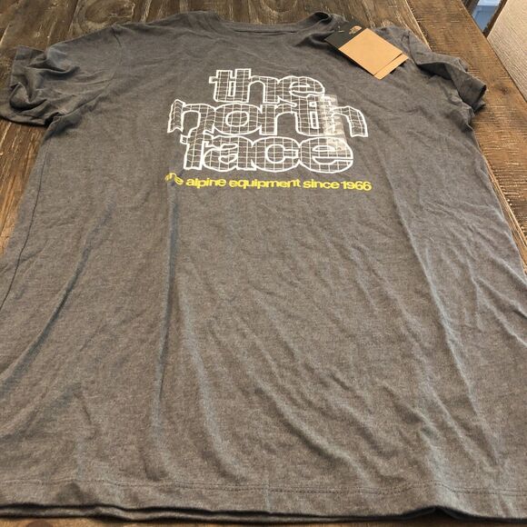 NWT The North Face Logo Graphic Tee Size S in Grey - Picture 1 of 3